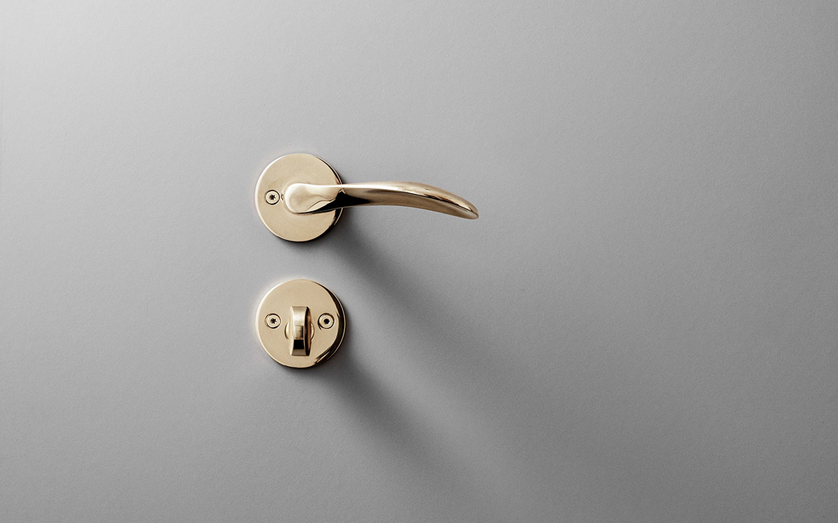 Lever handle AJ97, small - brass | Arne Jacobsen collection | d line